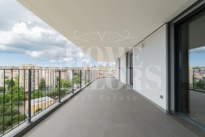 Apartamento T4 para Arrendamento em Algés, Linda-A-Velha e Cruz Quebrada-Dafundo