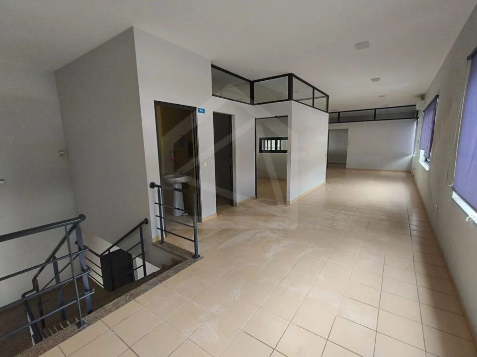 Armazém para Arrendamento em Vila Chã, Codal e Vila Cova de Perrinho Foto 24