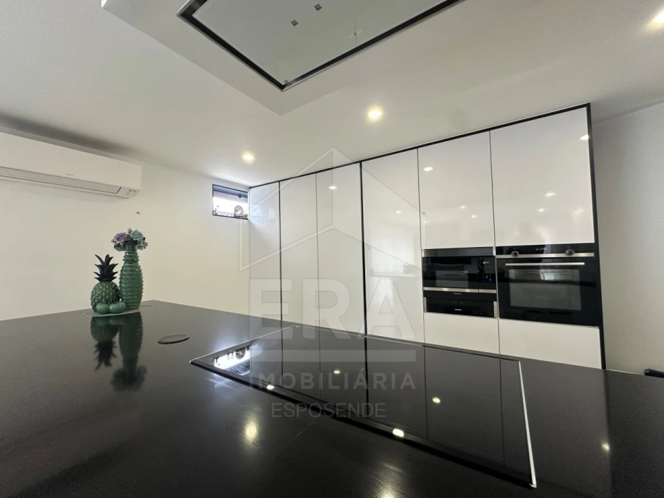 Moradia T4 para Venda em Areosa Foto 4