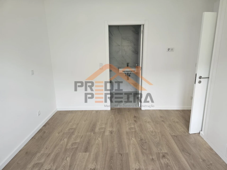 Apartamento T2 para Venda em Camarate, Unhos e Apelação Foto 13
