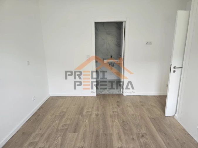 Apartamento T2 para Venda em Camarate, Unhos e Apelação Foto 13