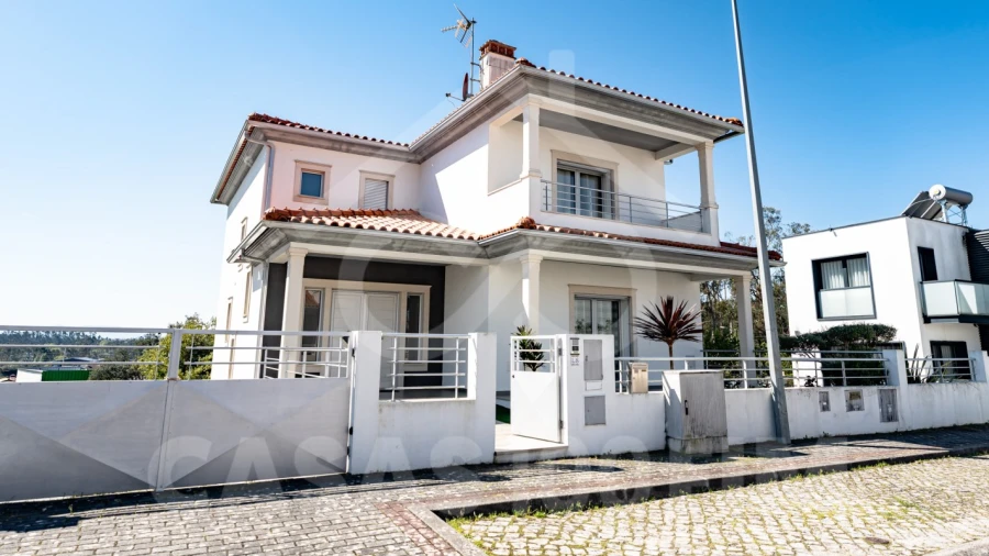 Moradia T4 para Venda em Parceiros e Azoia
