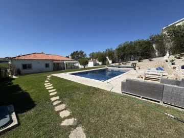 Moradia T4 para Venda em Santa Maria, São Pedro e Sobral da Lagoa