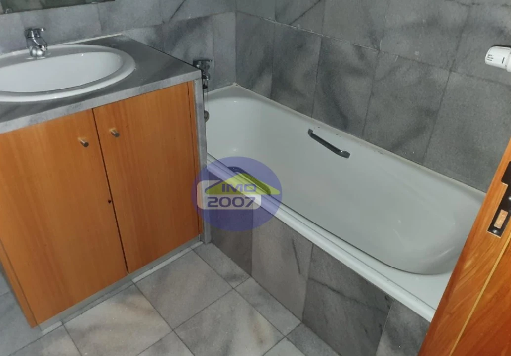 Apartamento T1 para Venda em Oliveira do Douro Foto 8