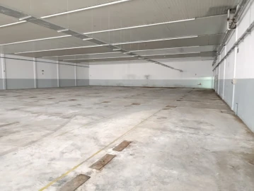 Armazém para Arrendamento em Galegos (Santa Maria)