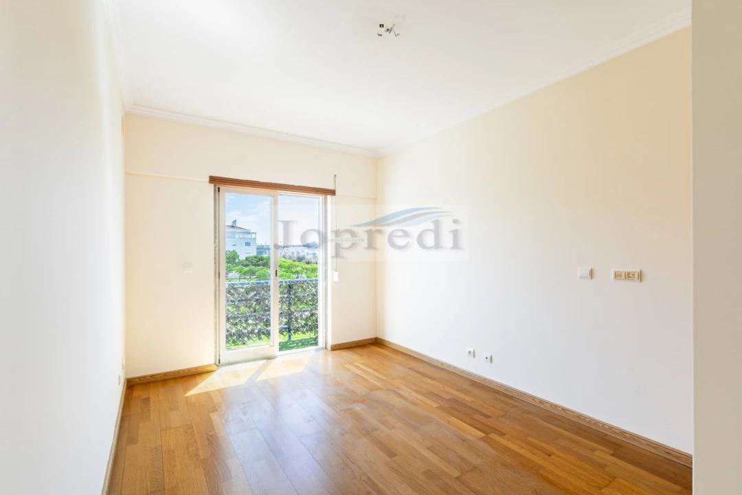 Apartamento T3 para Venda em Carcavelos e Parede Foto 19