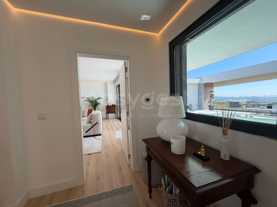 Apartamento T4 para Venda em Venteira Foto 9
