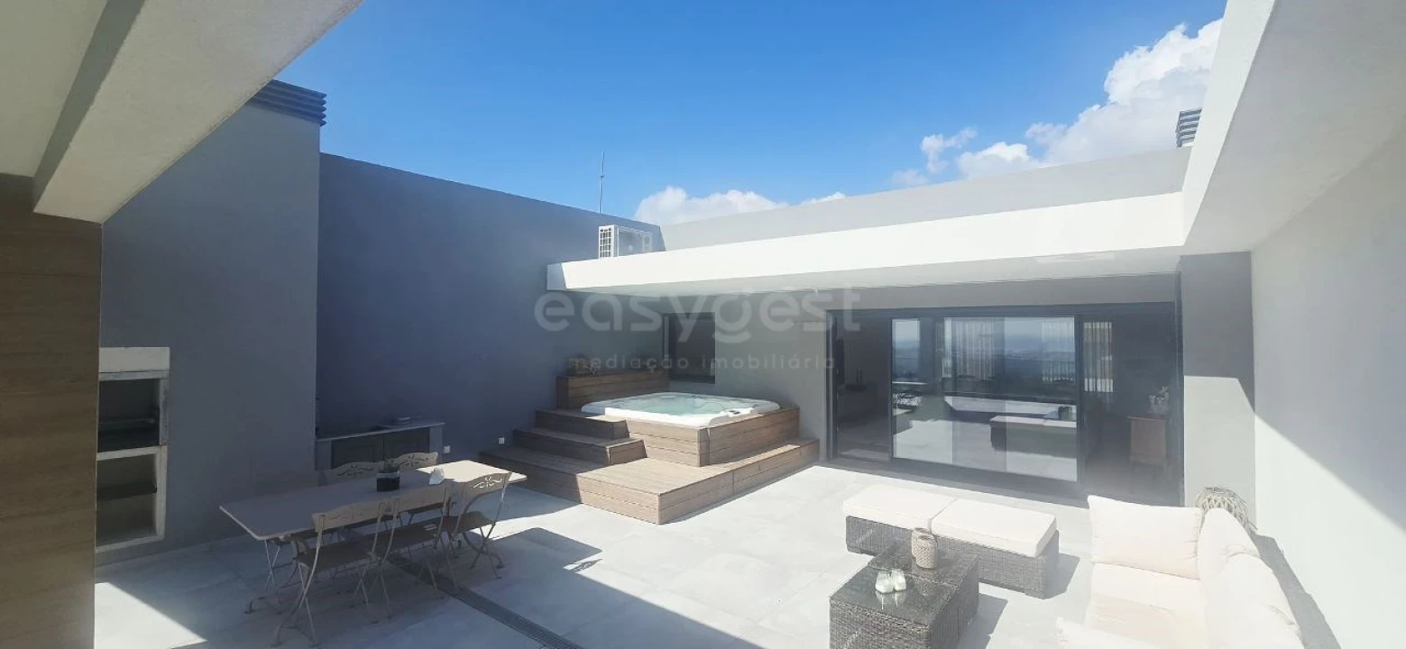 Apartamento T4 para Venda em Venteira Foto 48