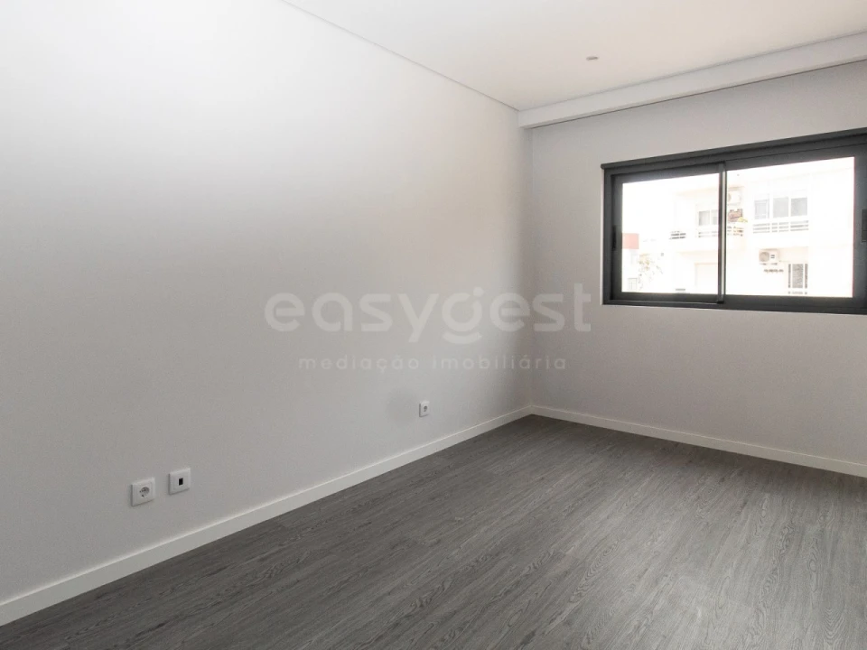 Apartamento T3 para Venda em Quelfes Foto 14