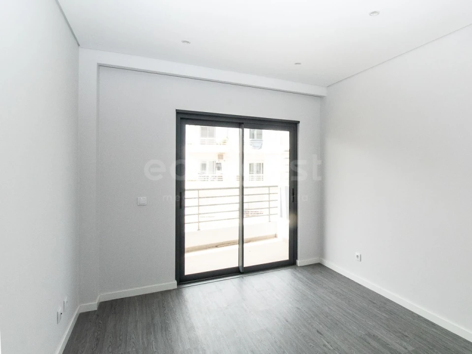 Apartamento T3 para Venda em Quelfes Foto 23