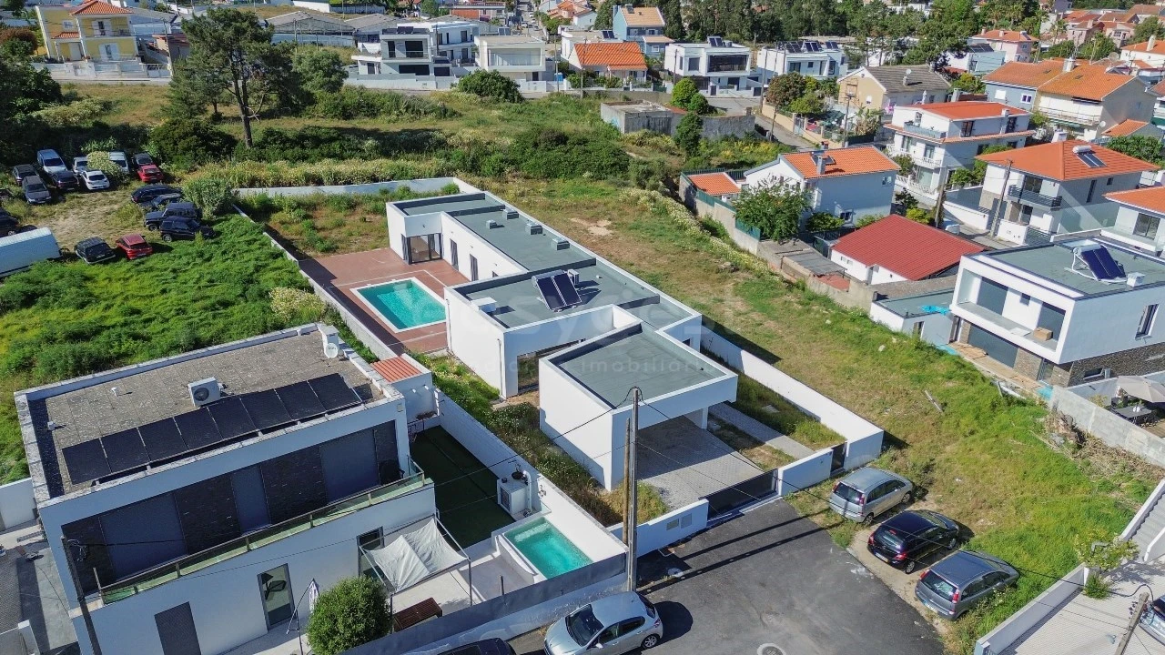 Moradia T5 para Venda em Charneca de Caparica e Sobreda Foto 32
