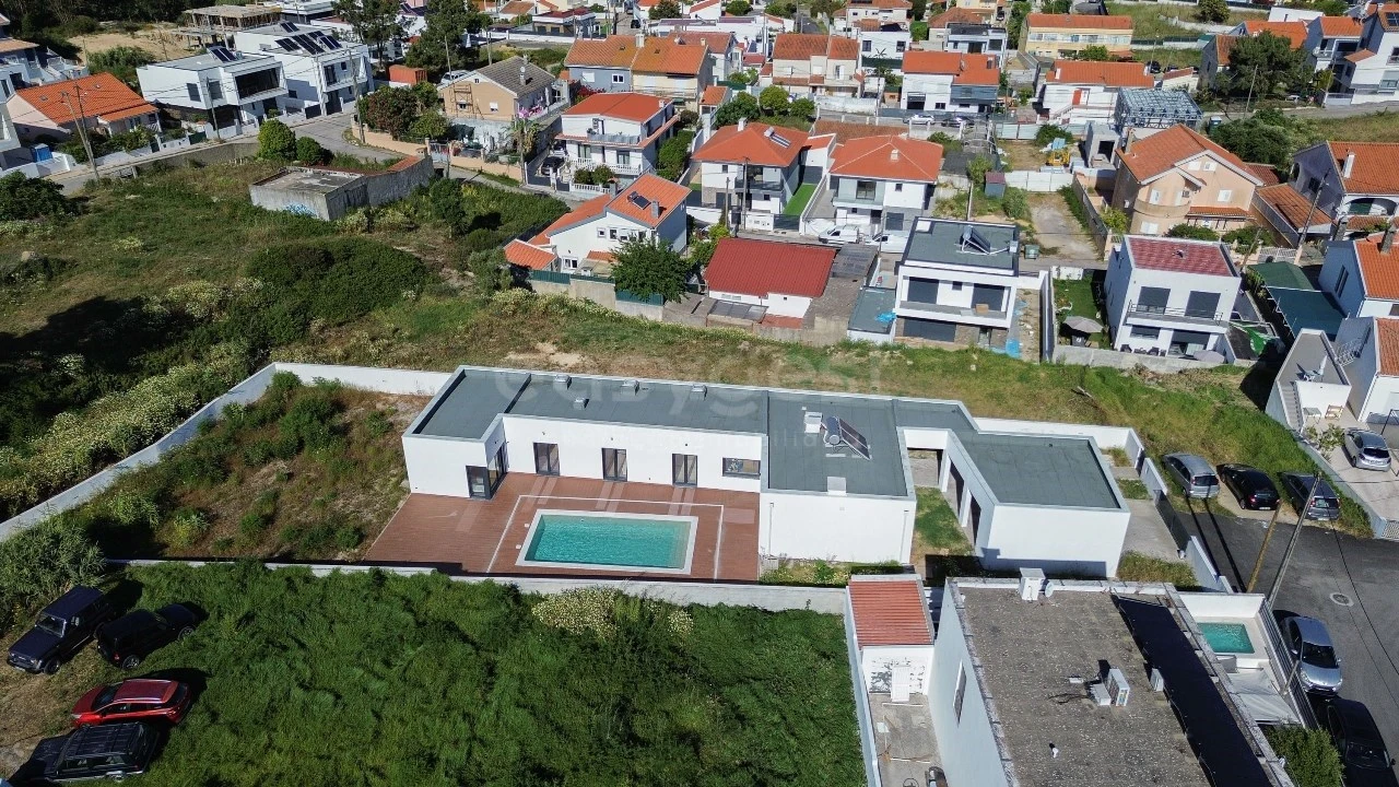 Moradia T5 para Venda em Charneca de Caparica e Sobreda Foto 33