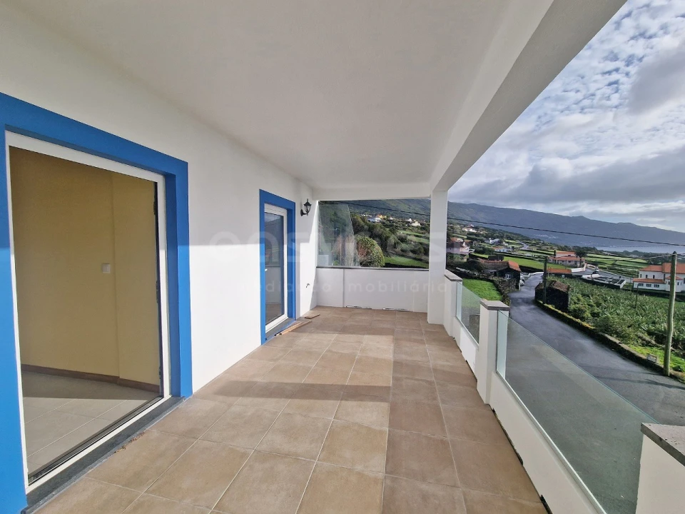 Moradia T3 para Venda em Lajes do Pico Foto 2