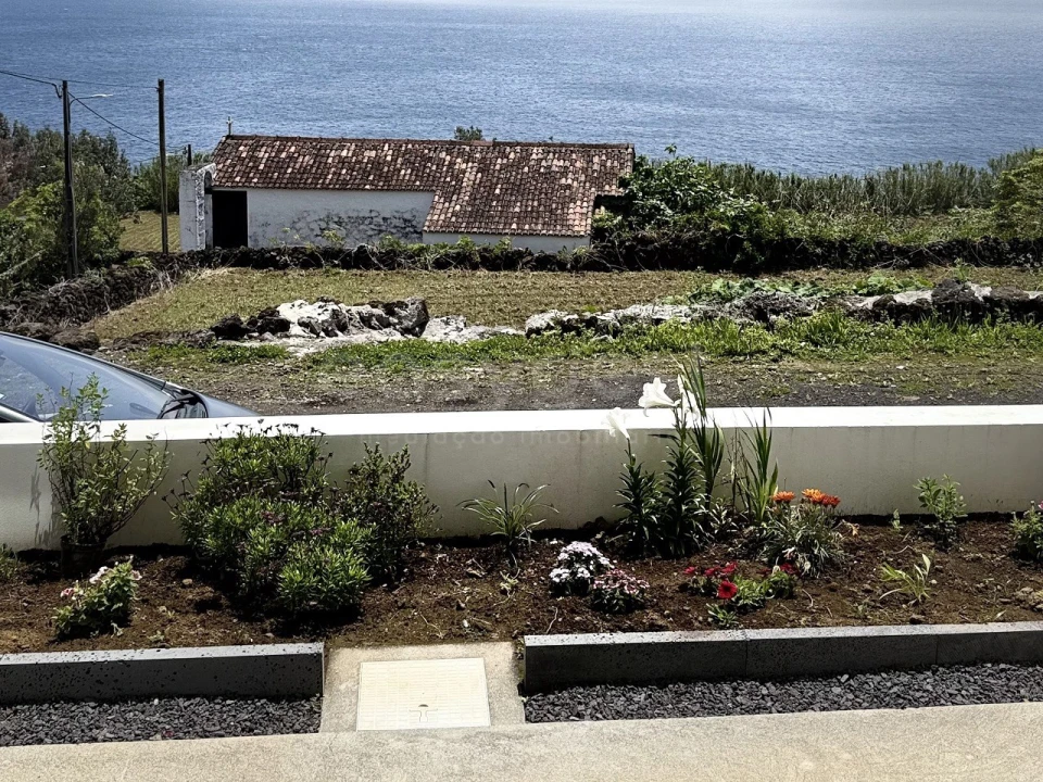 Moradia T3 para Venda em Lajes do Pico Foto 9