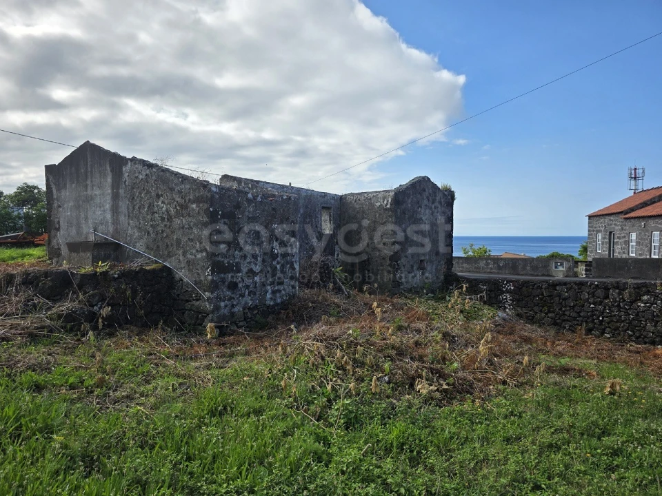Moradia T3 para Venda em Lajes do Pico Foto 7