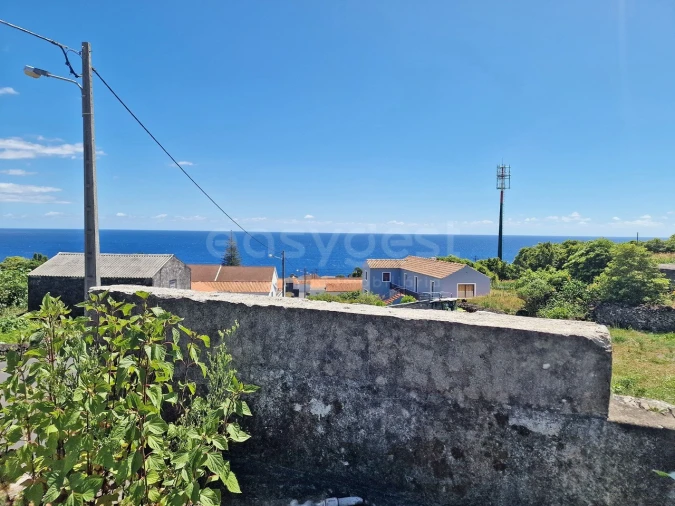 Moradia T3 para Venda em Lajes do Pico Foto 2