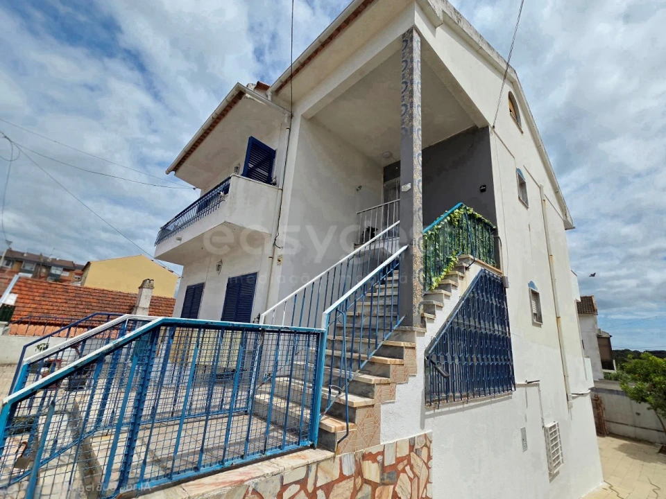 Moradia T2 para Venda em Corroios Foto 1