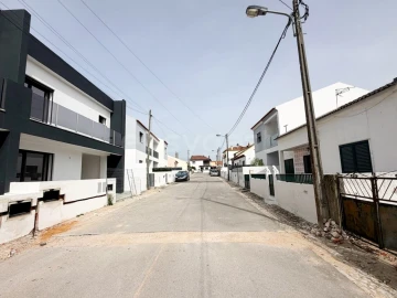 Moradia T3 para Venda em Atalaia e Alto Estanqueiro-Jardia