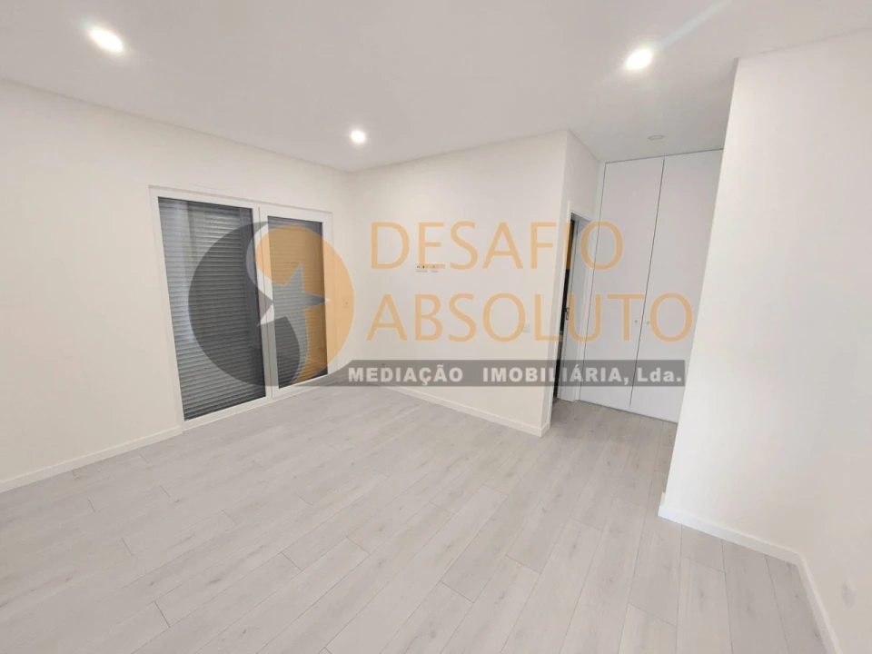 Moradia T4 para Venda em Fernao Ferro Foto 1