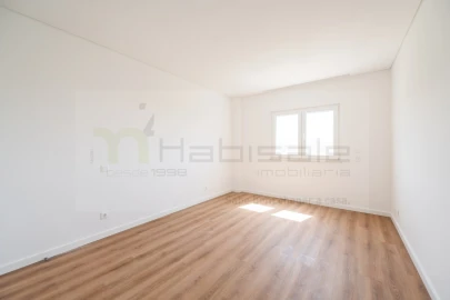 Apartamento T2 para Venda em Carcavelos e Parede