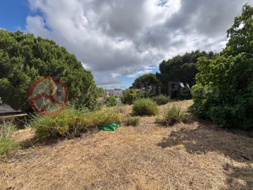 Terreno para Venda em Charneca de Caparica e Sobreda