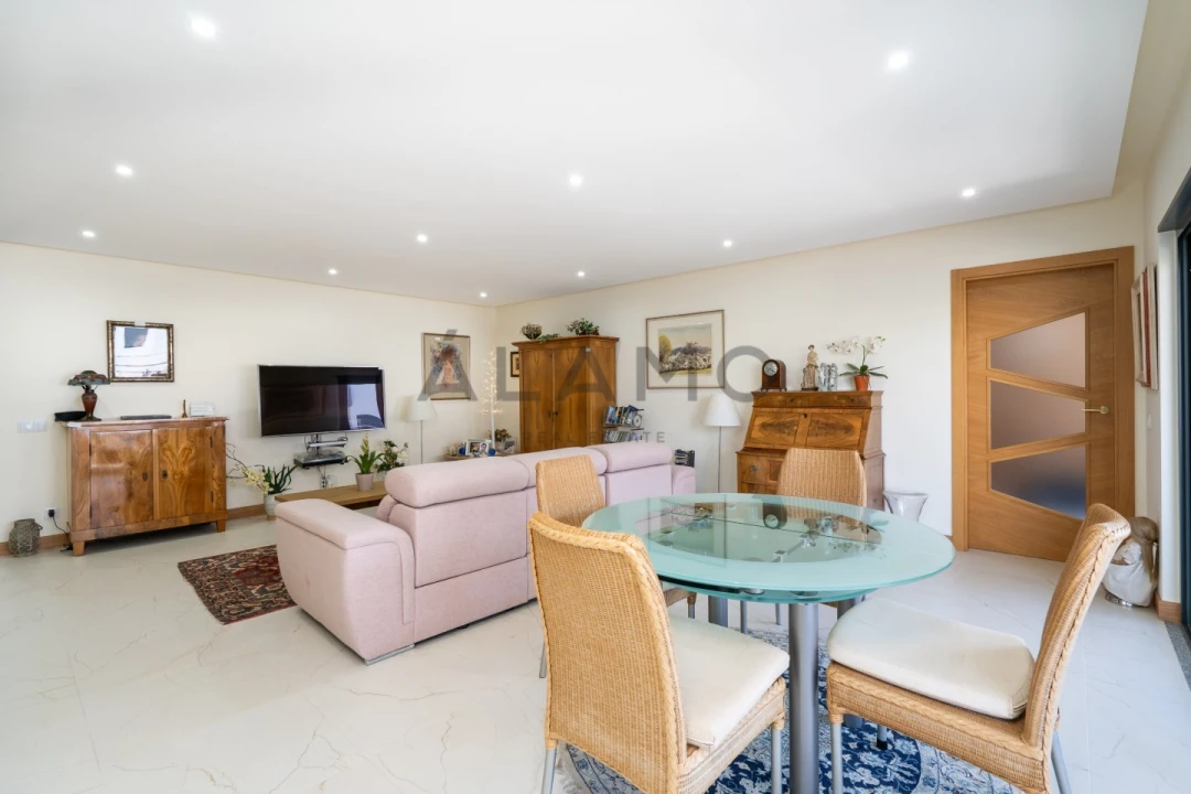 Apartamento T4 para Venda em Quelfes Foto 1