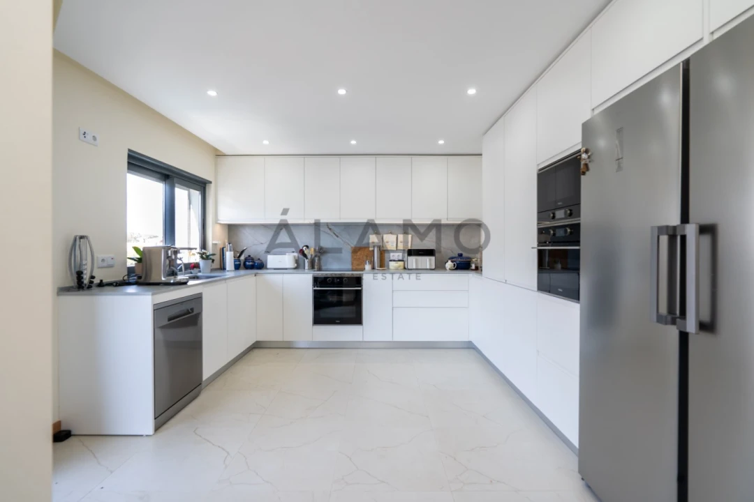 Apartamento T4 para Venda em Quelfes Foto 4
