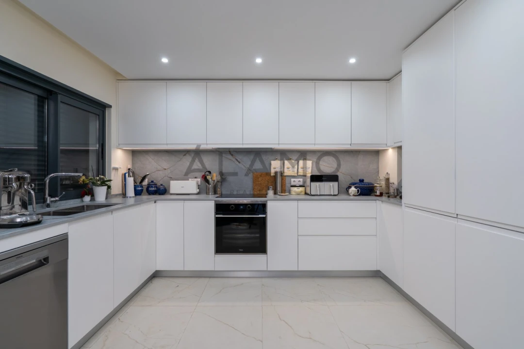 Apartamento T4 para Venda em Quelfes Foto 6