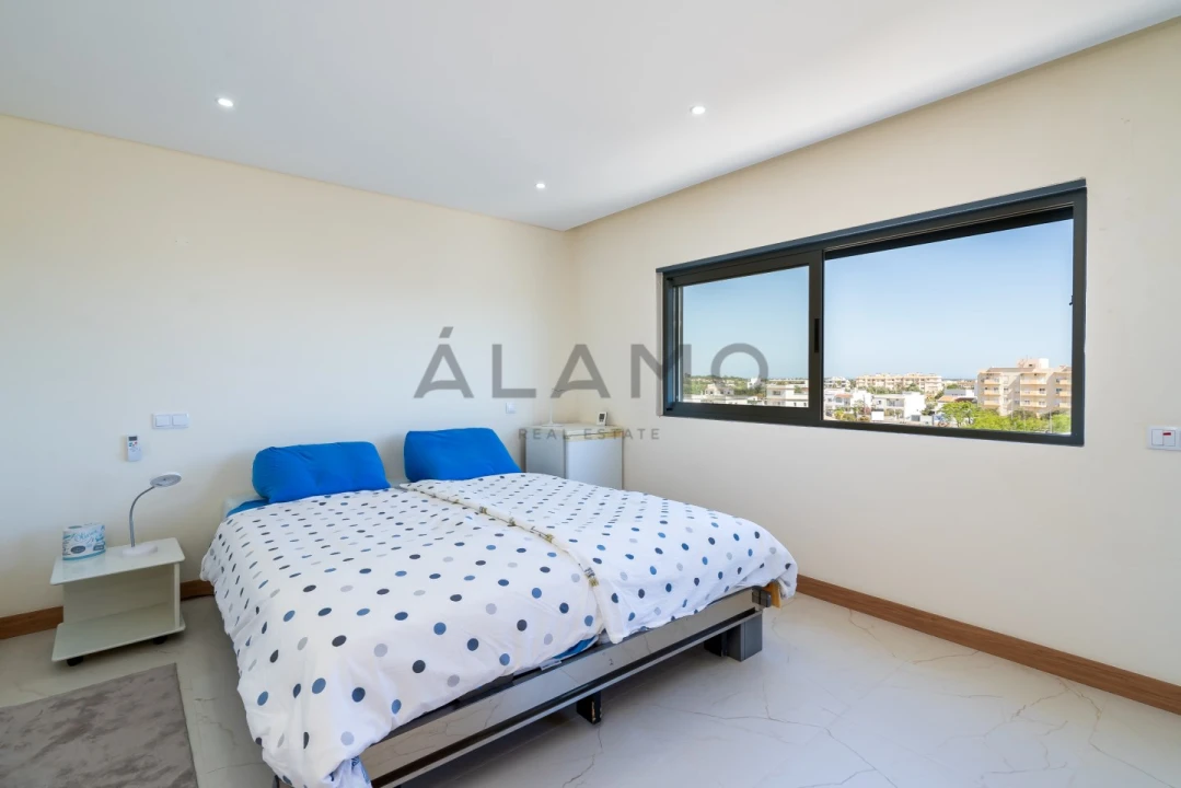 Apartamento T4 para Venda em Quelfes Foto 8