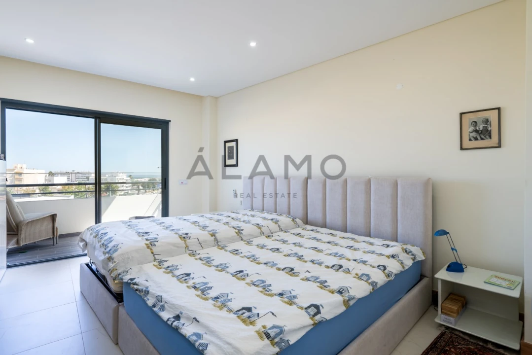 Apartamento T4 para Venda em Quelfes Foto 9