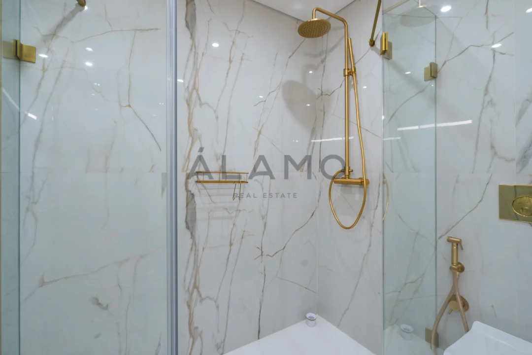 Apartamento T4 para Venda em Quelfes Foto 12