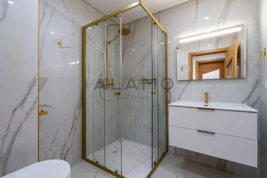 Apartamento T4 para Venda em Quelfes Foto 16