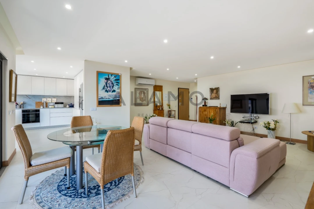 Apartamento T4 para Venda em Quelfes Foto 3