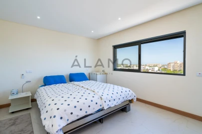 Apartamento T4 para Venda em Quelfes