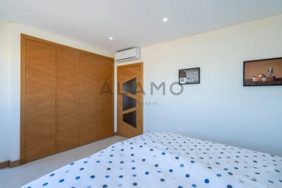 Apartamento T4 para Venda em Quelfes