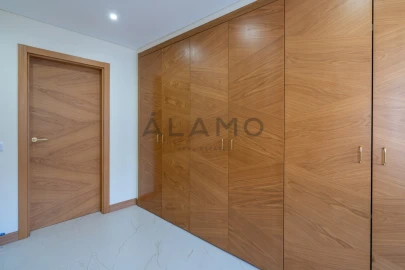 Apartamento T4 para Venda em Quelfes