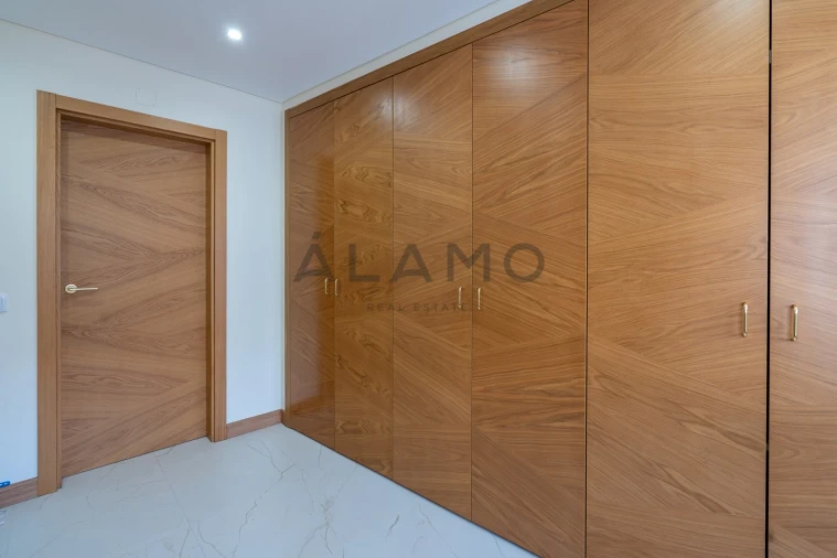Apartamento T4 para Venda em Quelfes Foto 18