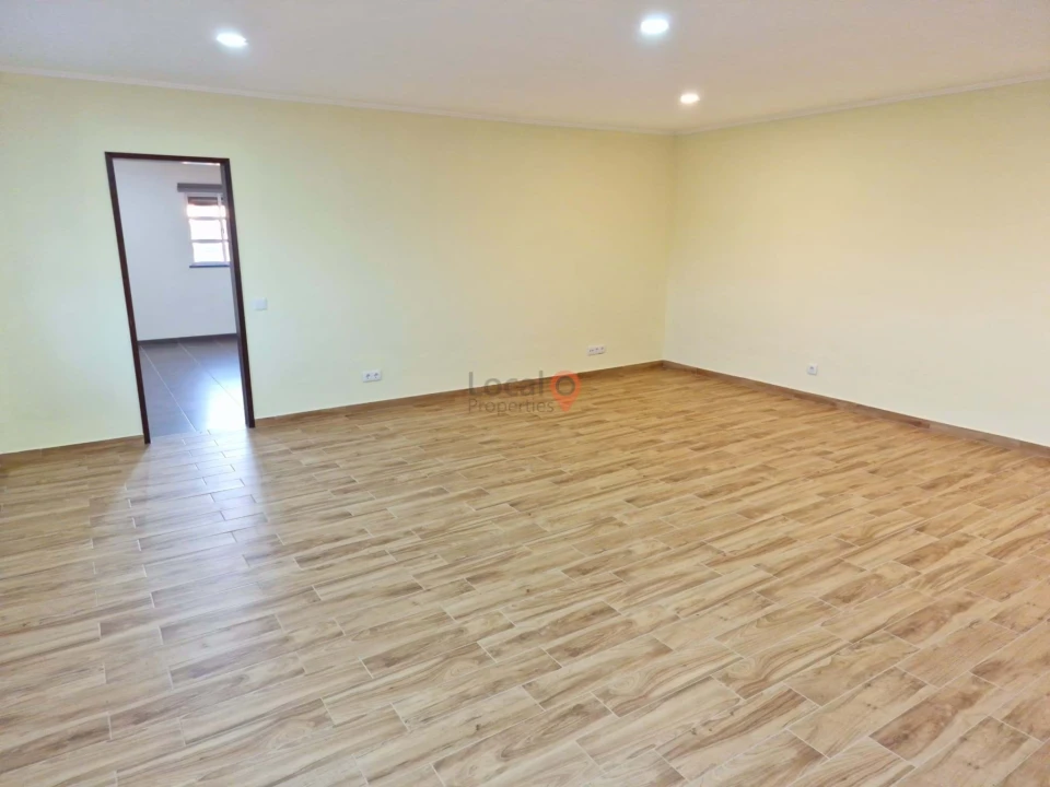 Moradia T1 para Venda em Odiaxere Foto 4