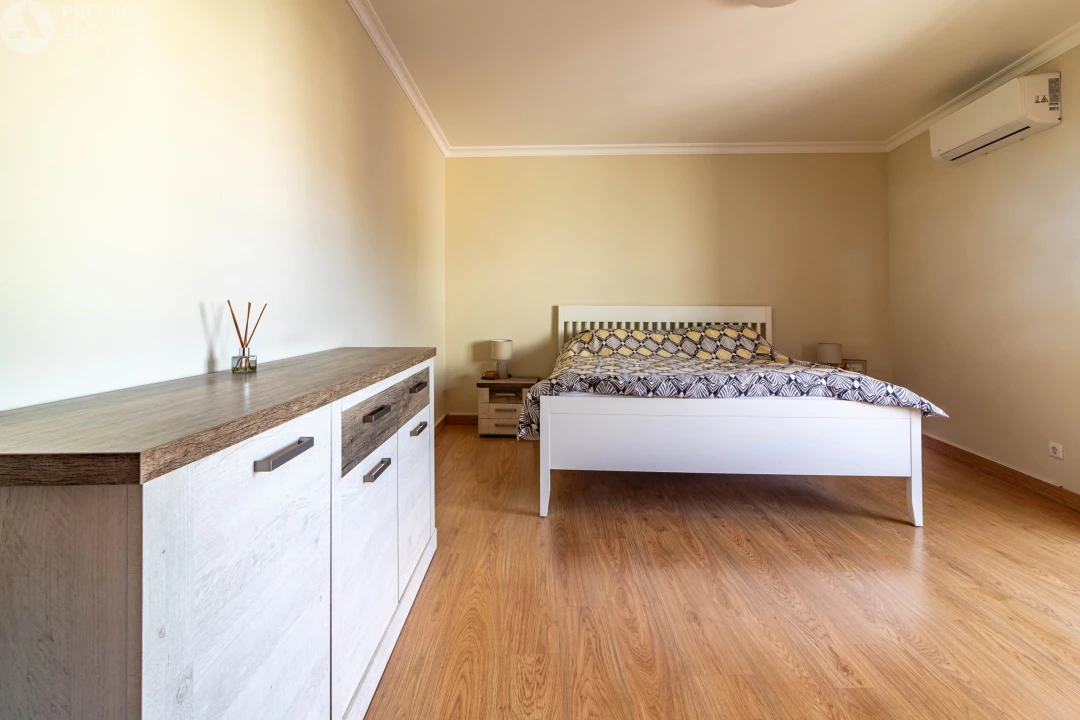 Apartamento T2 para Venda em Quelfes Foto 11