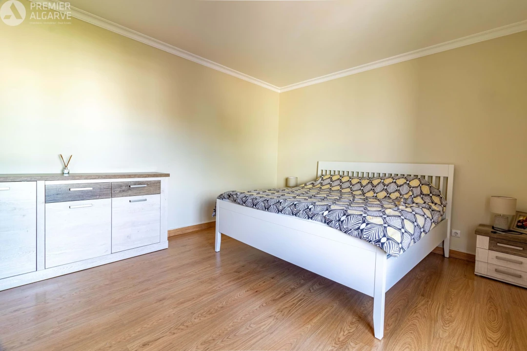 Apartamento T2 para Venda em Quelfes Foto 9