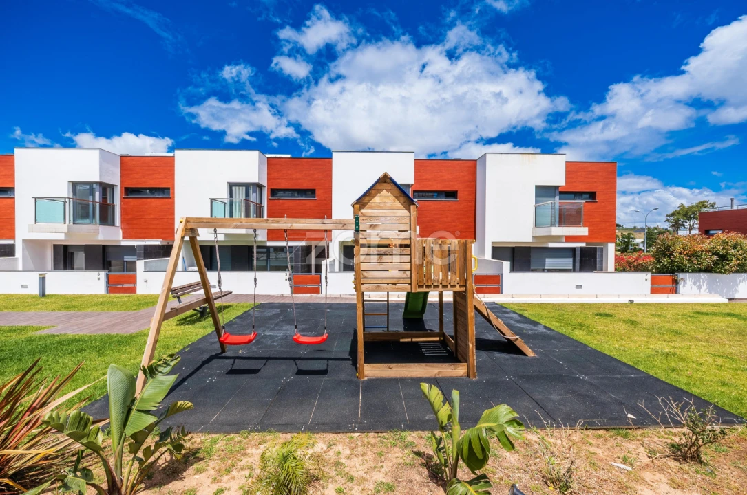 Moradia T4 para Venda em Porto Salvo Foto 1