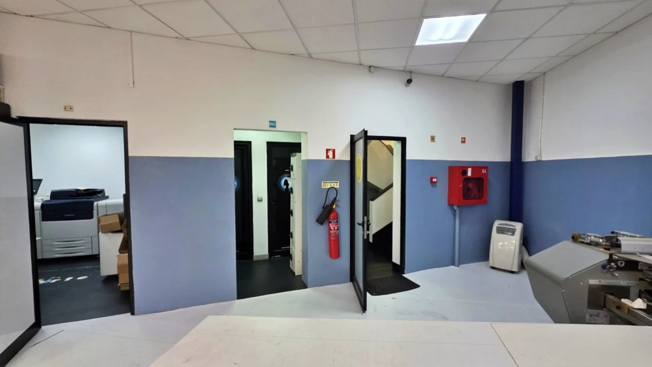Armazém para Venda em Milheiros Foto 16