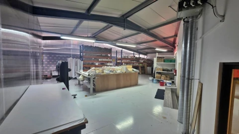Armazém para Venda em Milheiros