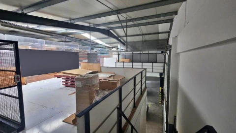 Armazém para Venda em Milheiros