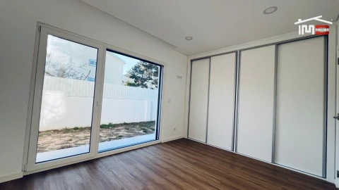 Moradia T5 para Venda em Atalaia e Alto Estanqueiro-Jardia