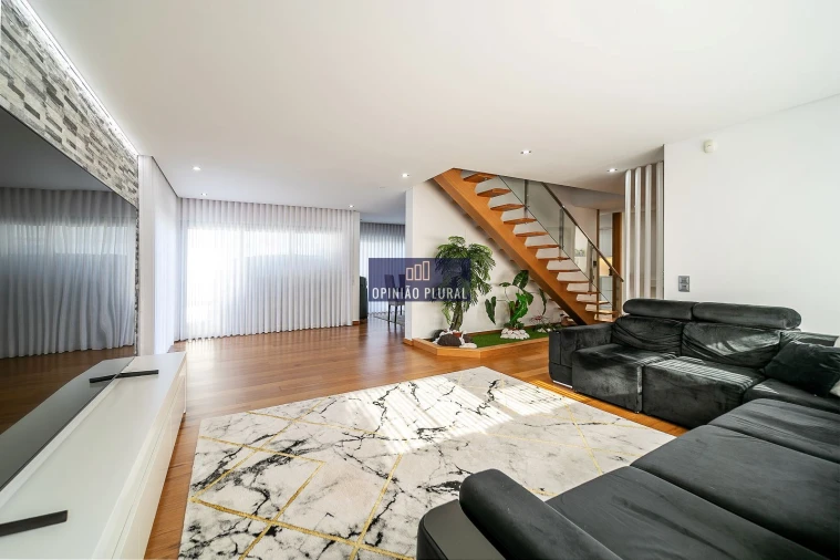 Moradia T4 para Venda em Arcozelo Foto 3