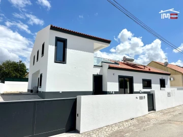 Moradia T5 para Venda em Atalaia e Alto Estanqueiro-Jardia