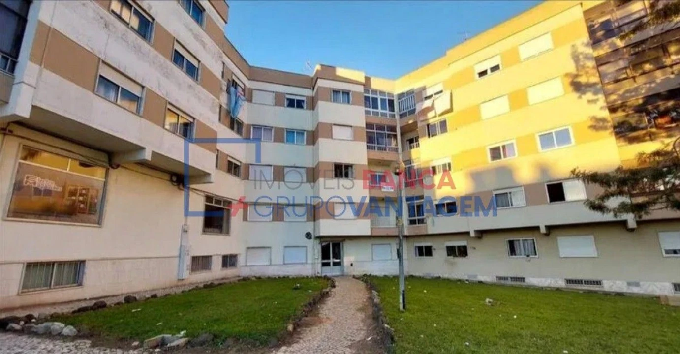 Apartamento T2 para Venda em Rio de Mouro Foto 1