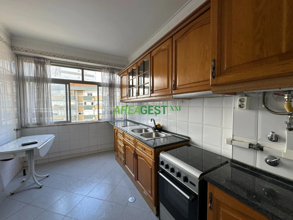 Apartamento T2 para Arrendamento em Lumiar Foto 4