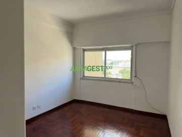 Apartamento T2 para Arrendamento em Lumiar